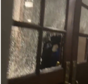 Demonstrant rozbija szyb motkiem, eby si dosta do zamknitej salii na Uniwersytecie Columbia w Morningside Heights na Manhattanie. (Zrzut z ekranu wideo.)