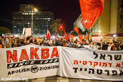 [Palestyńczycy i Żydzi razem w Tel Awiwie w proteście przeciwko aneksji. To jest koegzystencja i wspólny opór, w które wierzę. Oczekuję dnia, kiedy wszyscy będziemy wolni i równi razem.Napis na plakacie: Nakba. Skończyć z syjonizmem.]