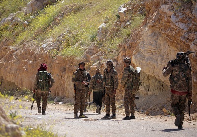 Wojownicy Syryjskich Si Demokratycznych (SDF) stoj razem we wsi Baghouz w prowincji Deir Al Zor, Syria, 20 marca March 20, 2019. (zdjcie: REUTERS/RODI SAID)