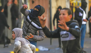 Dzieci palestyńskie biorą udział w starciach z żołnierzami IDF w Dżeninie. (Zdjęcie: WISAM HASHLAMOUN/FLASH90)