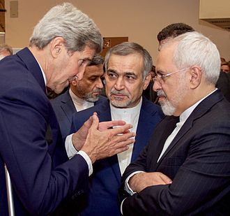 <span>Dzięki polityce ustępstw administracji Bidena i Obamy rządzący Iranem mułłowie stali się teraz głównym eksporterem broni. Co więcej, w połączeniu z nieuchronną bombą atomową, wydają się zdeterminowani, aby jeszcze bardziej zwiększyć eksport. Na zdjęciu: ówczesny sekretarz stanu USA John Kerry (po lewej) spotyka się z ówczesnym ministrem spraw zagranicznych Iranu Mohammadem Dżavadem Zarifem w Wiedniu 14 lipca 2015. Wikipedia)</span>
