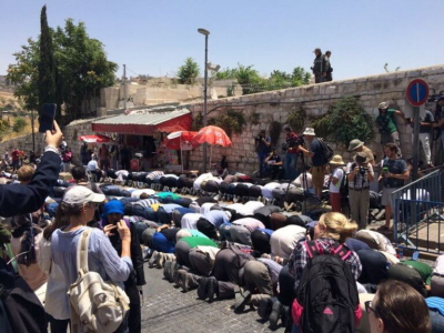 Palestyczycy modl si przed Bram Lwów. (Zdjcie: Simon Plosker)