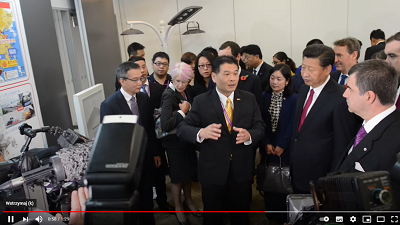 Na zdjciu: Prezydent Chin Xi Jinping (drugi od prawej strony) odwiedza University of Manchester 23 padziernika 2015. (Zrzut z ekranu wideo)