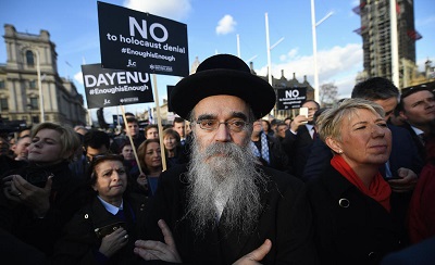 Brytyjscy ydzi protestuj przed parlamentem przeciwko Jeremy’emu Corbynowi. (Zdjcie EPA)