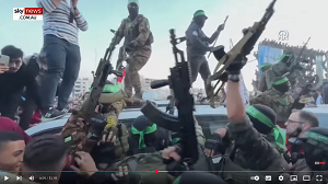 Terroryci w Gazie wiwatuj, ogaszajc zwycistwo. Kadr z wideo: https://www.youtube.com/watch?v=qTq0kOTsing