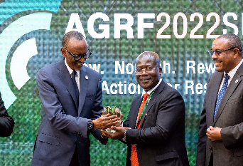 Prof. Eric Danquah odbiera nagrodę Africa Food 2022 z rąk prezydenta Rwandy Paula Kagame. Z boku Hailemariam Dessalegn, przewodniczący Sojuszu na rzecz Zielonej Rewolucji w Afryce (AGRA) 