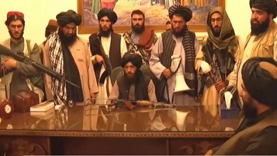 Wojownicy talibów w prezydenckim pałacu w Kabulu. Zrzut z ekranu