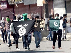 Protestujący pokazują flagi ISIS i Pakistanu podczas protestu w Srinagar, Dżammu-Kaszmir. Pakistan przeprowadził dwie nieudane inwazje na kontrolowane przez Indie części Kaszmiru i wykorzystał islamskich pełnomocników do zdestabilizowania tych terytoriów.