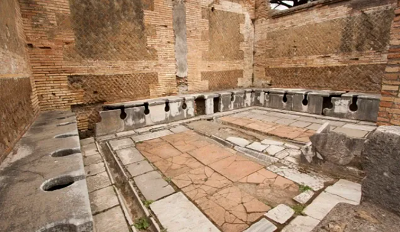 Ruiny publicznej toalety z drugiego wieku naszej ery w rzymskiej Ostii <br />. Fr Lawrence Lew, OP, CC BY-NC-ND