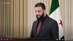 Przycita broda i garnitur to nowy wizerunek samozwaczego prezydenta Syrii. Co kryje si za tym obrazem wczorajszego terrorysty? (Zdjcie: zrzut z ekranu wideo o niedawnym pogromie Alawitów.)  