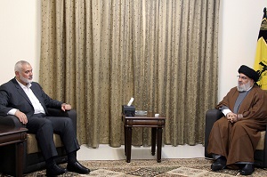 W ramach starań Iranu o udaremnienie normalizacji stosunków między krajami arabskimi a Izraelem, przywódca Hamasu Ismail Hanija udał się w zeszłym tygodniu do Bejrutu na rozmowy z sekretarzem generalnym Hezbollahu Hassanem Nasrallahem. Na zdjęciu: Nasrallah (R) spotyka się z Haniją w Bejrucie w Libanie 29 czerwca 2021 r. (Hezbollah Media Relations Unit)
