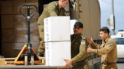 W różnych miejscach w Izraelu IDF zorganizowała odrębne obiekty na kwarantannę związaną z koronawirusem w 21 hotelach, dostosowane do danych społeczności, włącznie z ściśle koszernymi dla ortodoksyjnych Żydów i halal dla muzułmanów. Na zdjęciu: Izraelscy żołnierze dostarczają żywność dla osób na kwarantannie. Foto: KOKO