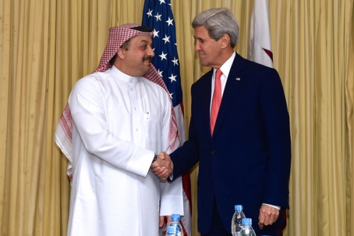 Kto decyduje, czyje pienidze pomocowe zostan uyte na tunele terroru i bro, a czyje pienidze na pomoc humanitarn? Powyej, sekretarz stanu USA, John Kerry, wymienia ucisk doni z ministrem spraw zagranicznych Kataru,  Chalidem bin Mohammadem al-Attijah na konferencji darczyców dla Gzy w Kairze, 12 padziernika 2014 r. (Zdjcie: U.S. State Department)