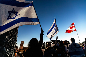 Uczestnicy wiecu popierajcego Izrael, domagaj si uwolnienia Izraelczyków porwanych przez terrorystów z Hamasu w Strefie Gazy w Toronto w Kanadzie, 1 wrzenia 2024 r. ródo: Doron Horowitz/Flash90.
