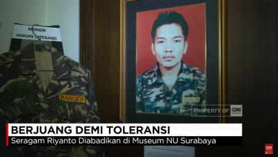 Zdjcie Riyanto, wystawione wraz z jego mundurem w muzeum NU w Surabaja w Indonezji. (Zrzut z ekranu, CNN)