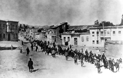 Cywile ormiascy eskortowani przez onierzy osmaskich maszeruj przez Harput do wizienia w pobliskim Mezireh (dzisiejsze Elazig), kwiecie 1915. (Zdjcie: American Red Cross/Wikimedia Commons)
