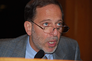 Autor i amerykaski historyk Bliskiego Wschodu, Rashid Khalidi, profesor studiów arabskich im. Edwarda Saida na Uniwersytecie Columbia w Nowym Jorku, przemawiajcy na Brooklyn Law School na imprezie organizowanej przez National Lawyers Guild, 23 stycznia 2009 r. ródo: Thomas Good/Next Left Notes via Wikimedia Commons.