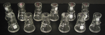 Dwanacie probówek, które zawieraj bakterie w dugotrwaym eksperymencie Lenskiego. Zdjcie:  Michael Wiser
