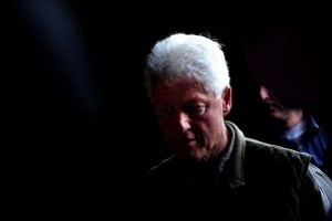 Byy prezydent Bill Clinton omawia dziaania pomocowe z pukownikiem Buckiem Eltonem, dowódc Special Operations Command South Forward-Haiti, Port-au-Prince, Haiti, 18 stycznia 2010 r. ródo: sierant sztabowy Jeremy Lock/US Air Force Photo.