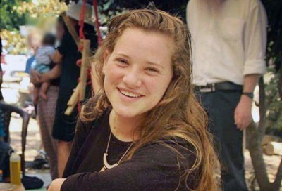 Dlaczego warto wspomnie szczegóy o miecie rodzinnym Riny Shnerb i o jej wieku? Poniewa palestyskie media znowu prowadz kampani fabrykacji i kamstw, eby usprawiedliwi zamach terrorystyczny i zamordowanie niewinnej ydowskiej nastolatki. Na zdjciu: Rina Shnerb, zamordowana 23 sierpnia przez bomb terrorystów. (Zdjcie od rodziny ofiary)