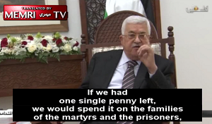 <span>Czy prezydent Autonomii Palestyskiej (AP) Mahmud Abbas wstrzyma wypaty dla palestyskich terrorystów i ich rodzin? Czy te po prostu próbuje oszuka Amerykanów, by przekona ich do wznowienia pomocy finansowej dla PA? Prawda jest taka, e Abbas nie wstrzyma — i nigdy nie wstrzyma — wypat dla terrorystów i ich rodzin. Na zdjciu: 23 lipca 2018 r. podczas ceremonii ku czci palestyskich terrorystów Abbas powiedzia: „Nie zmniejszymy ani nie wstrzymamy zasików dla rodzin mczenników, winiów i uwolnionych winiów... gdyby pozosta nam cho jeden grosz, wydalibymy go na rodziny mczenników i winiów”. (ródo zdjcia: </span>MEMRI<span> )</span>