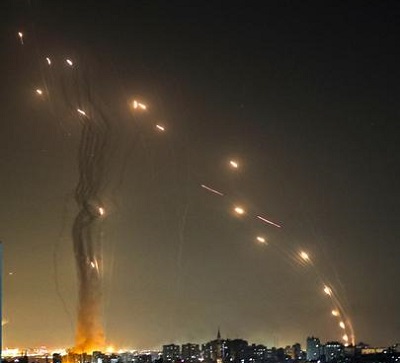 Rakiety odpalane z Gazy. Między 10 a 20 maja terroryściu Hamasu i Islamskiego Dżihadu wystrzelili w kierunku izraelskich miast ponad cztery tysiące rakiet. (Część spadała na mieszkańców Gazy.)   