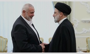 Prezydent Iranu Ebrahim Raeisi (po prawej) ściska dłoń szefowi biura politycznego palestyńskiego ruchu oporu Hamasu Ismailowi Haniji w stolicy Teheranie, 20 czerwca 2023 r. (Zdjęcie: IRNA)