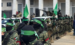 Kada umowa, która pozwala Hamasowi zachowa arsena broni, po prostu daje islamistom zielone wiato na kontynuowanie dihadu przeciwko Izraelowi. danie, by tylko odsun Hamas od wadzy w Strefie Gazy, jest strat czasu. (Zdjcie: Terroryci Hamasu demonstrujcy swoje uzbrojenie podczas „ceremonii” przekazywania porwanych Izraelczyków pracownikom Czerwonego Krzya. (Zrzut z ekranu.)