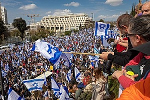 <span>Podczas gdy polityczni rywale Netanjahu byli zajci protestowaniem przeciwko niemu, wrogowie Izraela przygotowywali si do inwazji na Izrael. Na zdjciu: Demonstracja przeciwko reformie sdownictwa w Jerozolimie. 13 lutego 2023r. (ródo: Wikipedia) </span>