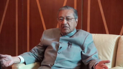 Mahathir Mohamad by premierem Malezji od 1981 do 2003 r. W 2003 r. powiedzia, e ydzi rzdz wiatem, a w 2012 twierdzi, e z przyjemnoci przyjmie etykietk antysemity.