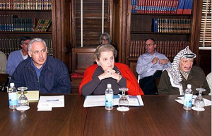 Benjamin Netanjahu i oraz Madeleine Albright podpisuj Wye River Memorandum, 1998 r..