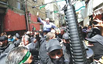 Przywódca Hamasu, Ismail Hanija, niesiony podczas wizyty w Ain el Hilweh, palestyskim obozie w Libanie we wrzeniu 2020 roku.(zdjcie: AZIZ TAHER/REUTERS)