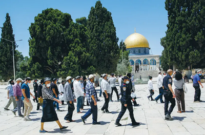Siły bezpieczeństwa stoją na straży, kiedy religijni Żydzi odwiedzają Wzgórze Świątynne.(zdjęcie: JAMAL AWAD/FLASH90) 