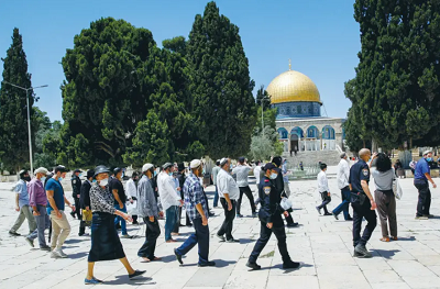 Siy bezpieczestwa stoj na stray, kiedy religijni ydzi odwiedzaj Wzgórze witynne.(zdjcie: JAMAL AWAD/FLASH90) 