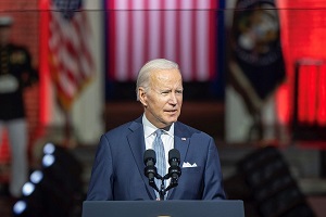 <span>Prezydent USA Joe Biden wygasza przemówienie do narodu przed Independence Hall w Filadelfii, 1 wrzenia 2022 r. ródo: Twitter/@POTUS.</span>