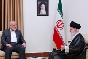 Na zdjęciu: Najwyższy Przywódca Islamskiej Republiki Iranu ajatollah Ali Chamenei przyjmuje w Teheranie 21 czerwca 2023r. przywódcę Hamasu Ismaila Haniję. (Źródło: khamenei.ir)