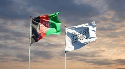 <span>Sztandar talibów powiewa obok flagi Afganistanu.</span>