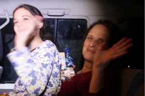 Izraelskie zakładniczki żegnają hamasowskich porywaczy wsiadając w Gazie do autobusu Czerwonego Krzyża. (Zrzut z ekranu wideo pokazywanego przez Hamas.)  
