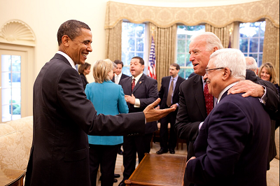 Prawdopodobnie nie cakiem trzewy Joe Biden w uciskach ze swoim najdroszym Palestyczykiem (Chalid Maszal i Ismail Hanija byli drosi, ale on ich nie lubi), przekonuje swojego szefa do swojej koncepcji palestyskiego pastwa. (ródo: Wikipedia)