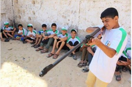 Dzieci wiczce strzelanie z karabinu (Facebook.com/Gazacamps2014, 19 czerwca 2014)