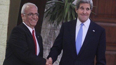Byy sekretarz stanu John Kerry z gównym palestyskim negocjatorem Saebem Erekatem przed spotkaniem Kerry’ego z przywódc Autonomii Palestyskiej Mahmoudem Abbasem w Ramallah, 7 kwietnia 2013 r. Zdjcie: Issam Rimawi/Flash90.