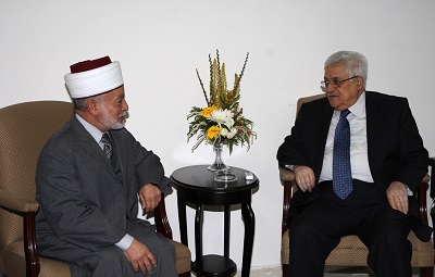 Prezydent Autonomii Palestyskiej Mahmoud Abbas (po prawej) spotyka si z Wielkim Muftim Jerozolimy, szejkiem Mohammedem Husseinem, w Ramallah 5 kwietnia 2010 r. (Zdjcie: Omar Rashidi/PPO via Getty Images)