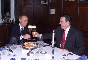 Schröder z Władimirem Putinem przy obiedzie w Moskwie 10 kwietnia 2002 (Źródło zdjęcia Kremlin.ru, Wikimedia commons)