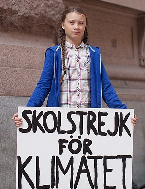 Piętnastoletnia Greta Thunberg informująca w 2018 roku pod szwedzkim parlamentem, że nie chodzi do szkoły, bo walczy z globalnym ociepleniem. [Źródło zdjęcia: Wikipedia]