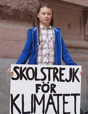 Pitnastoletnia Greta Thunberg informujca w 2018 roku pod szwedzkim parlamentem, e nie chodzi do szkoy, bo walczy z globalnym ociepleniem. [ródo zdjcia: Wikipedia]