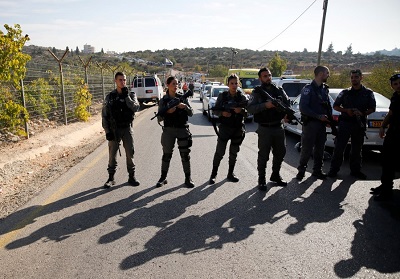 Stra graniczna na miejscu zamachu terrorystycznego w Har Adar. (Photo credit:AMMAR AWAD / REUTERS)