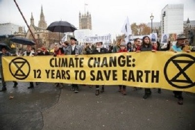 Krzyowcy zmiany klimatu, wcznie z wieloma harcownikami w mediach, arliwie upieraj si, e „czas na debaty min” i e wiat jest skazany, jeli nie zmieni drastycznie nowoczesnego stylu ycia.