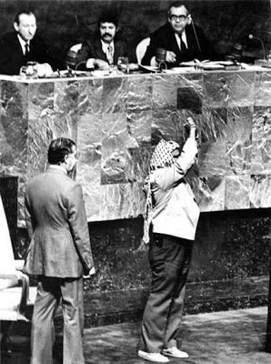 1974 Arafat w ONZ w okresie, kiedy by bojownikiem o wolno. Spod marynarki wystaje mu synny pistolet [Zdjcie]