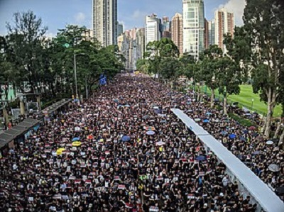 Od kiedy Chiny przyjy Prawo o Bezpieczestwie Narodowym w czerwcu 2020 roku, rzd Hong Kongu i Chiny staray si stumi ca opozycj wobec Pekinu i Komunistycznej Partii Chin oraz wymaza podstawowe wartoci Hong Kongu. Zdjcie: Protesty w Hong Kongu, 2019, Wikipedia.