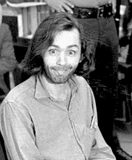 Charles Manson wystawia język fotografom <br />w sali sądowej w Santa Monica, w Kalifornii <br />25 czerwca 1970 r. [Źródło zdjęcia]